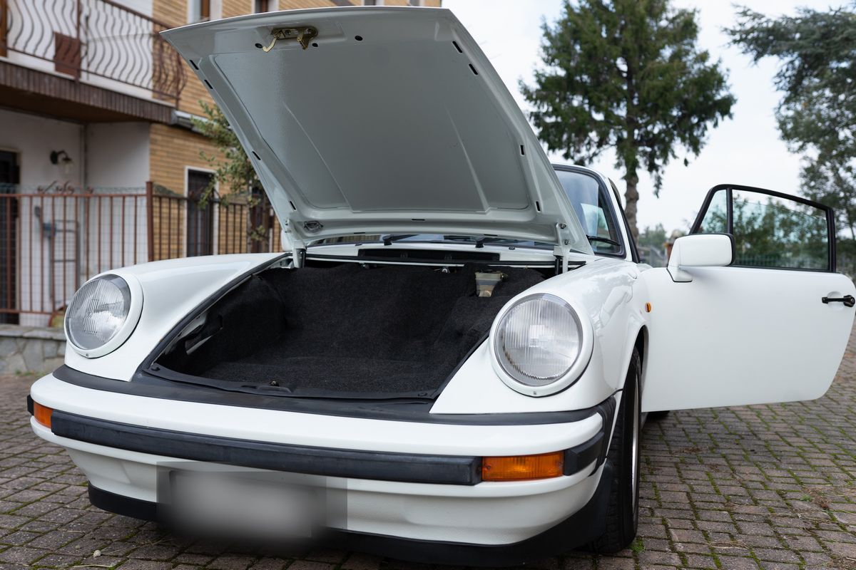Porsche - 911 Carrera 3.2