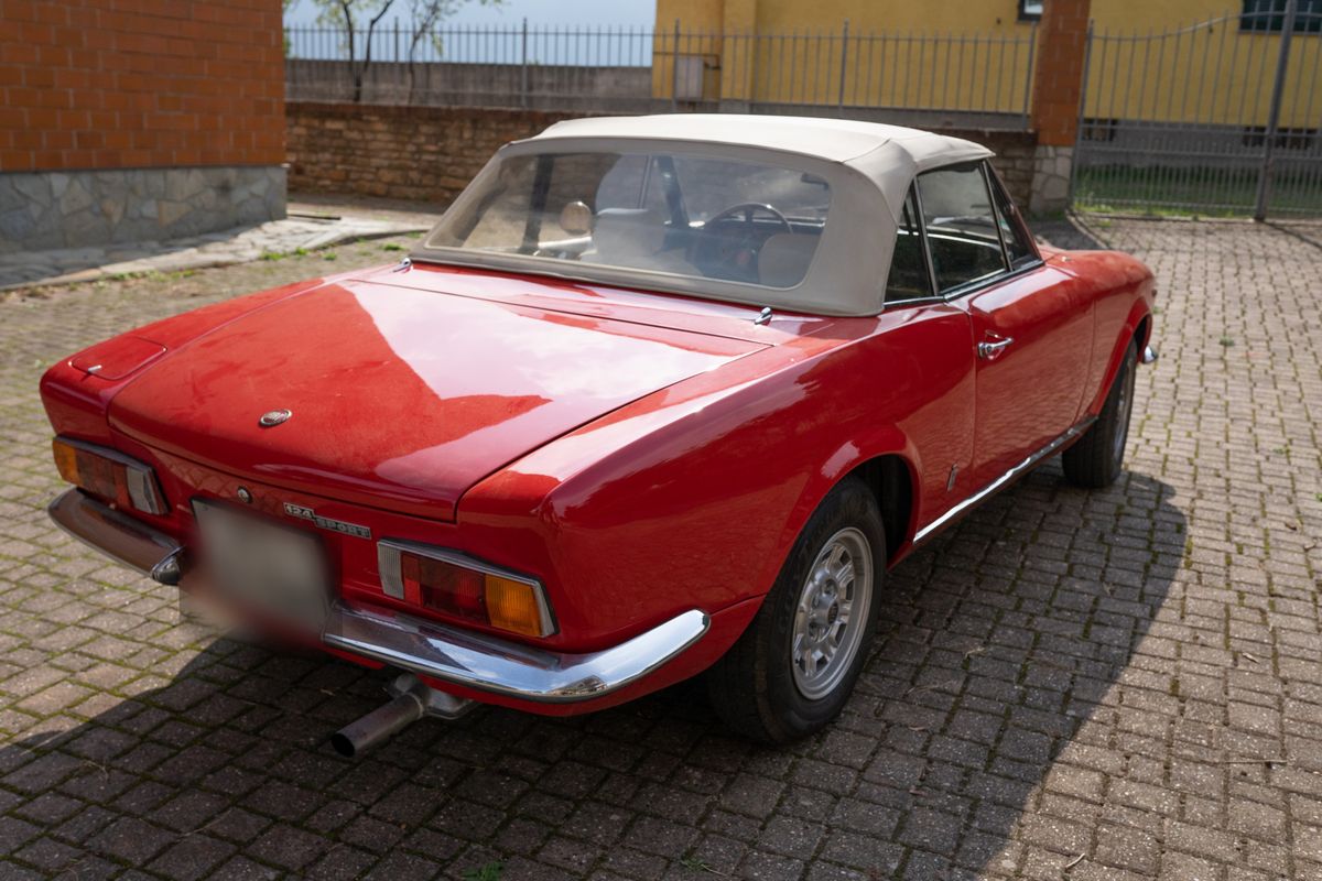 Fiat - 124 Sport Spider (pininfarina)
