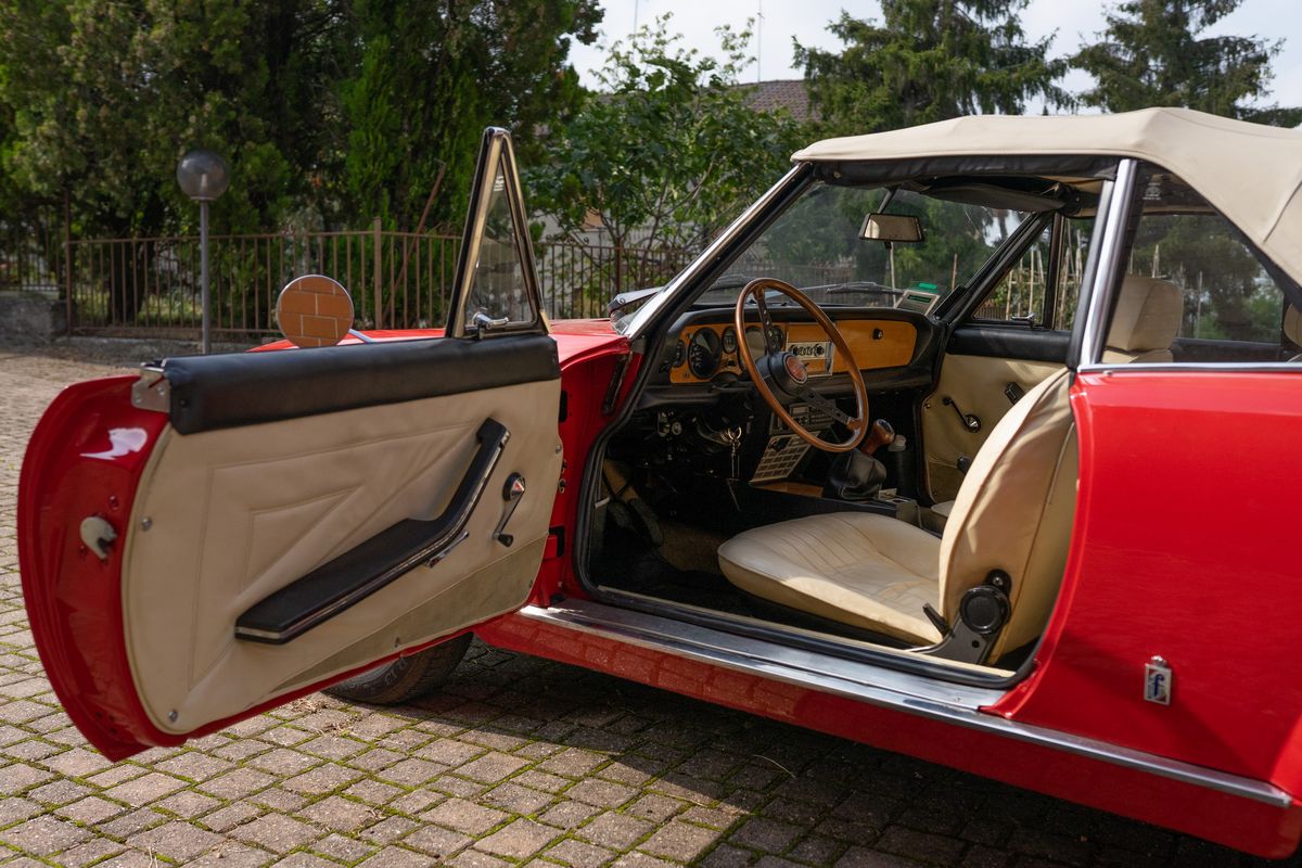 Fiat - 124 Sport Spider (pininfarina)