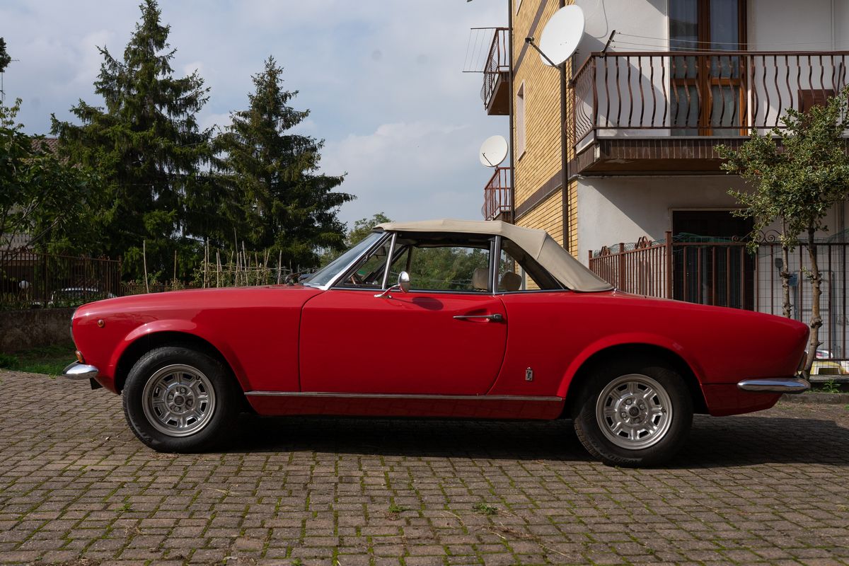 Fiat - 124 Sport Spider (pininfarina)