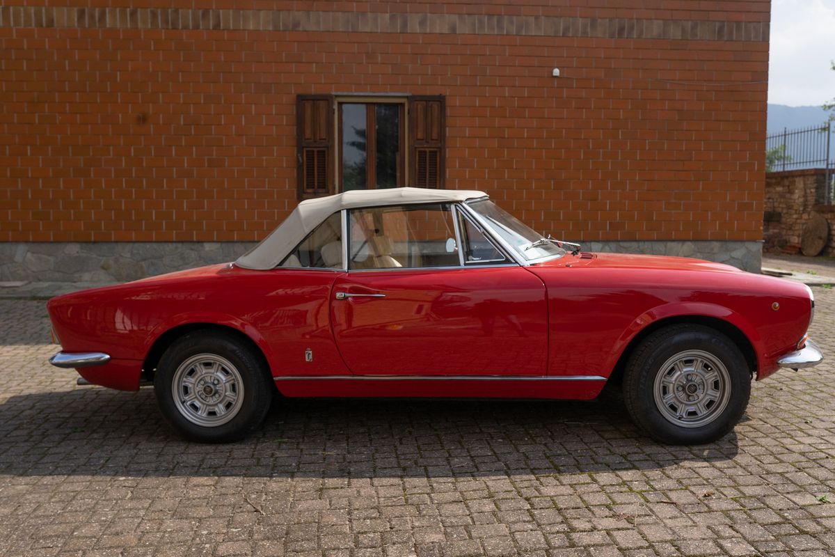 Fiat - 124 Sport Spider (pininfarina)