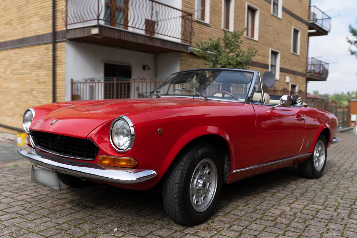 Fiat - 124 Sport Spider (pininfarina)