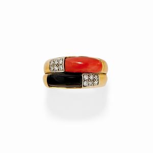  - Anello in oro giallo 18k, corallo e onice