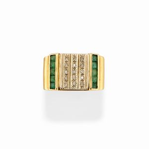  - Anello in oro giallo 18k, smeraldi e diamanti