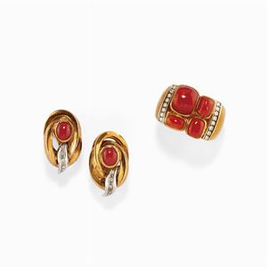Anello e orecchini in oro bicolore 18k, corallo e diamanti