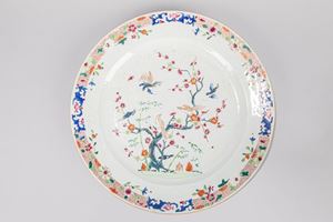 Piatto in porcellana policroma famiglia rosa. Cina, periodo Qianlong (1735-1796)
