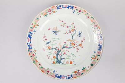 Piatto in porcellana policroma della famiglia rosa, Cina, periodo Qianlong (1735-1796)