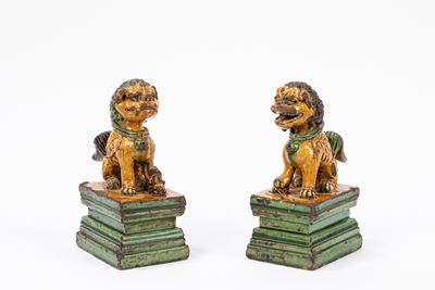 Coppia di cani di Pho, ceramica a smalto sancai, Cina, dinastia Ming, secolo XVII