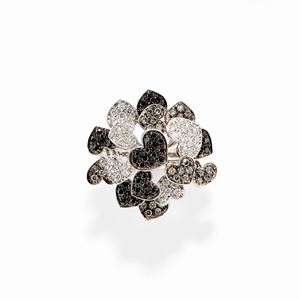 Anello in oro bianco 18k, diamanti neri ed incolori