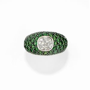 A 18k yellow gold, diamond and tsavorite ring, Villa, with box