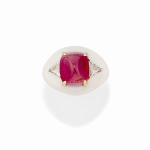 Anello in oro bicolore 18k, rubino Burma, diamanti e ceramica