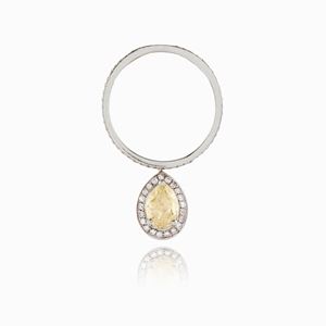  - Anello in oro bianco 18k, diamante fancy e incolori 