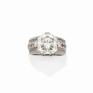  - Importante anello in oro bianco 18k e diamanti