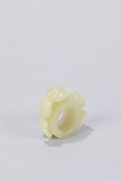 Anello in giada celadon, Cina, XX secolo, raffigurante animale fantastico