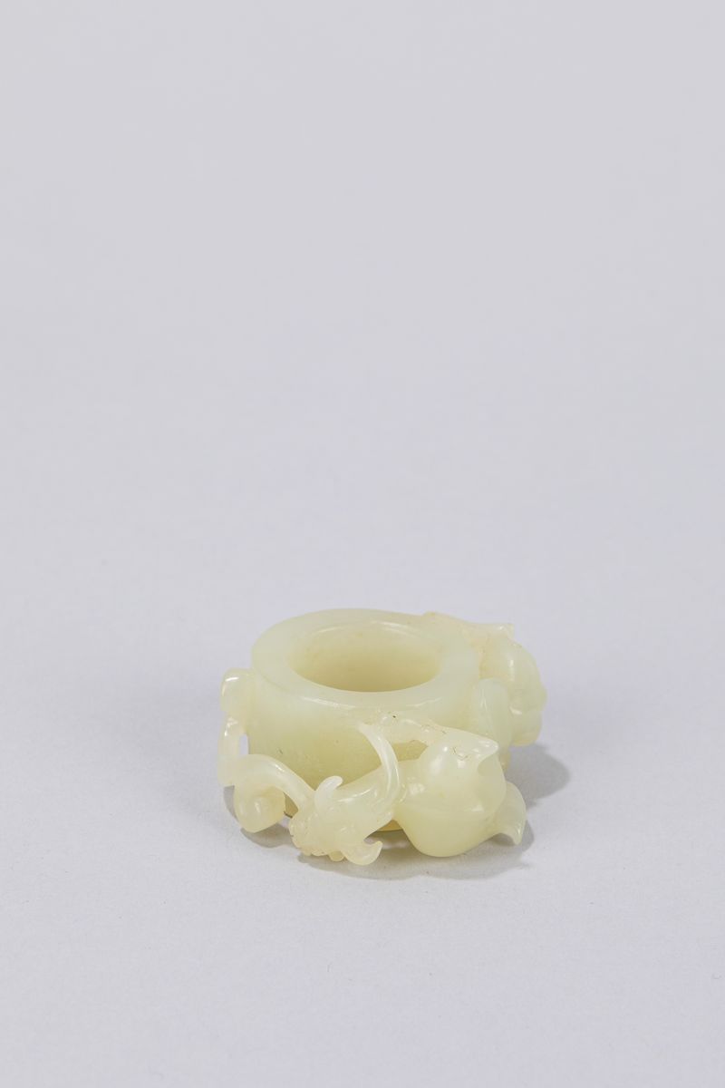 Anello in giada celadon, Cina, XX secolo, raffigurante animale fantastico