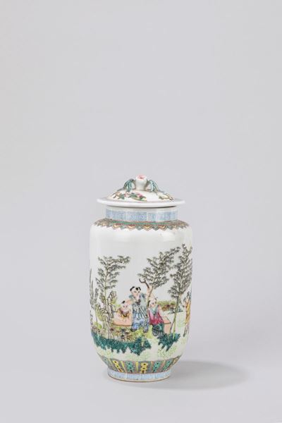 Vaso con coperchio in porcellana policroma decorato con figure di bambini, Cina, XX secolo