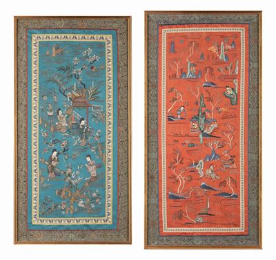 Cina, Due pannelli in seta ricamati a motivo di figure in paesaggio, fine dinastia Qing