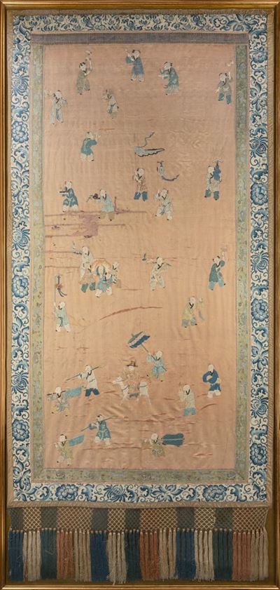 Grande pannello in seta ricamata a motivo di bambini, Cina, secolo XIX