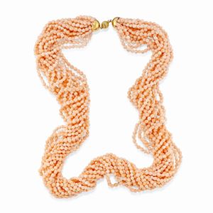  - A 18k yellow gold and pink coral necklace