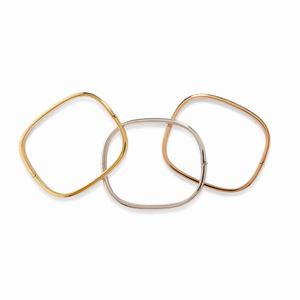  - A 18k three-color gold three bangles