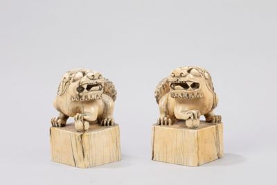 Coppia di sigilli in avorio, Cina, XIX secolo, h cm 14,5, sormontati da leoni buddhisti