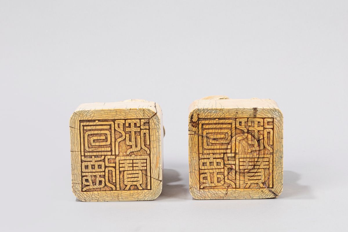 Coppia di sigilli in avorio, Cina, XIX secolo, h cm 14,5, sormontati da leoni buddhisti