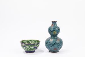 A lot comprising a double gourd cloisonné vase and a bowl. China, 19th century