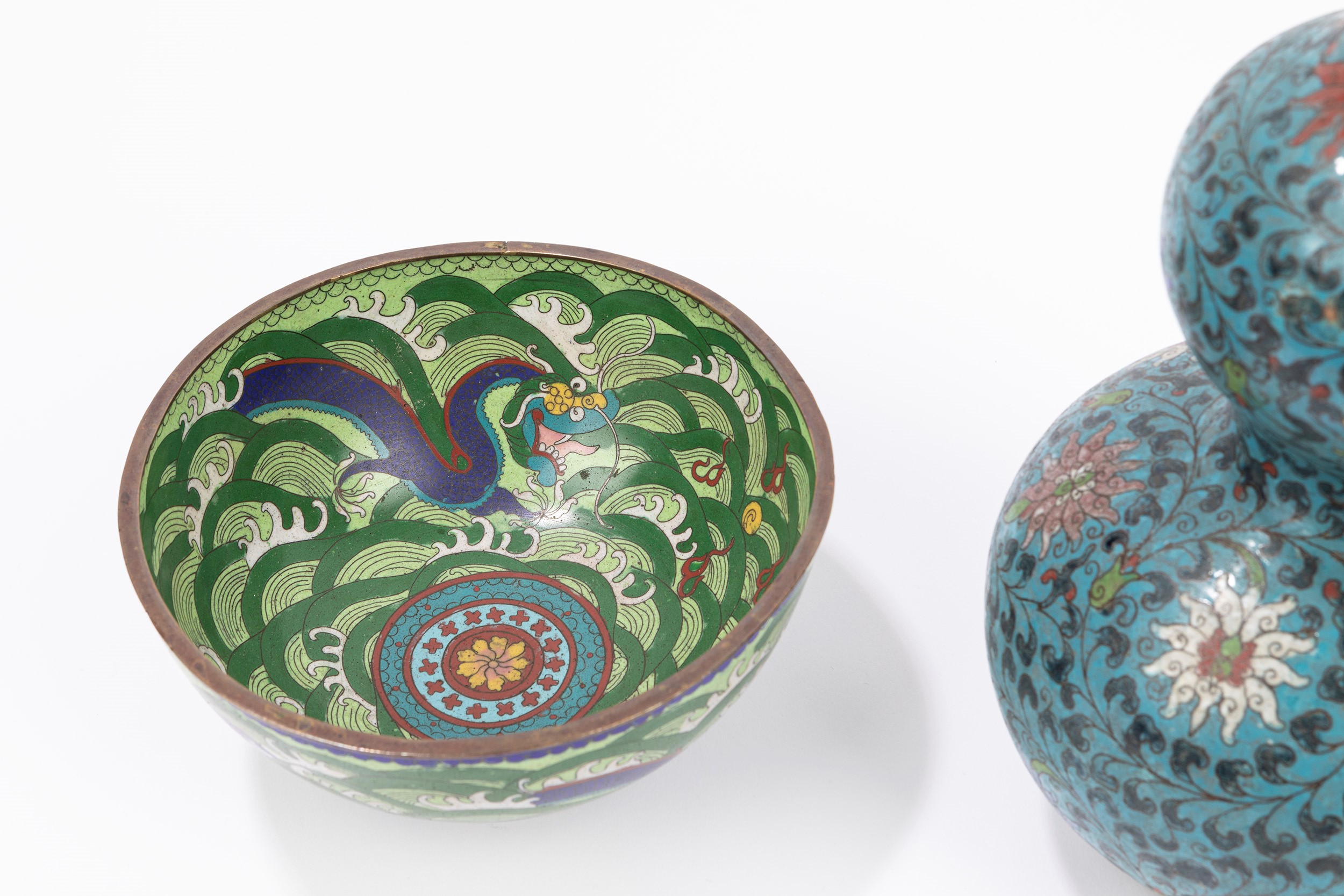 Vaso a doppia zucca e ciotola in smalto cloisonné, Cina, XIX secolo