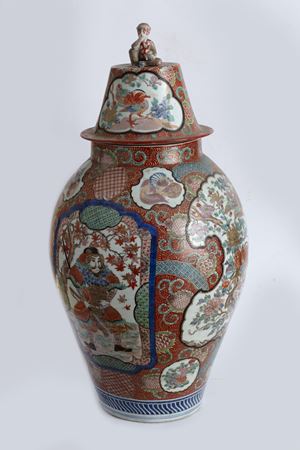 Grande vaso con coperchio in porcellana policroma, Giappone, secolo XIX