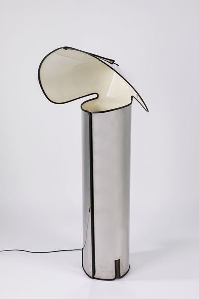 Lampada da terra modello Chiara, in acciaio e gomma
