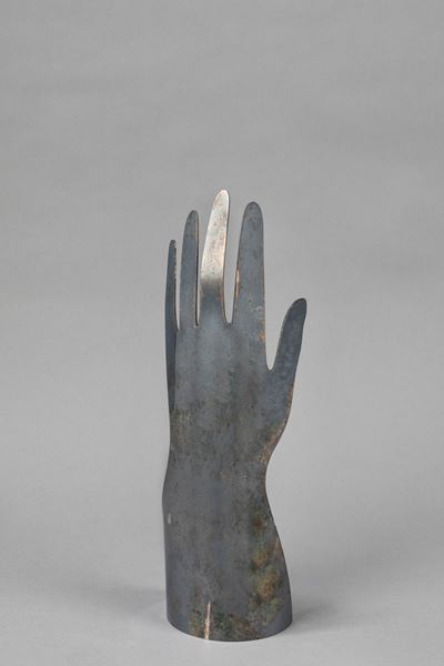Mano femminile in metallo argentato