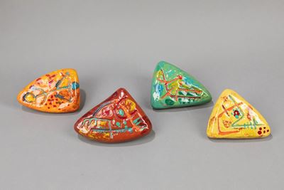 Serie di quattro maniglie in ceramica smaltata