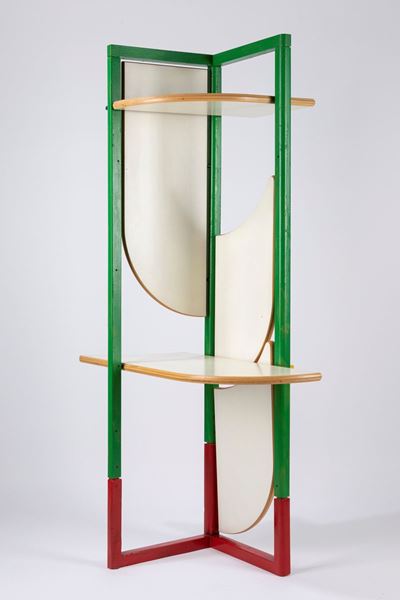 Paravento/scaffale in legno laccato con dettagli in metallo
