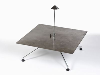 Tavolino in metallo con lampada incorporata, circa 1980