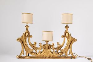  - Fregio in legno dorato montato a lampada, a tre luci