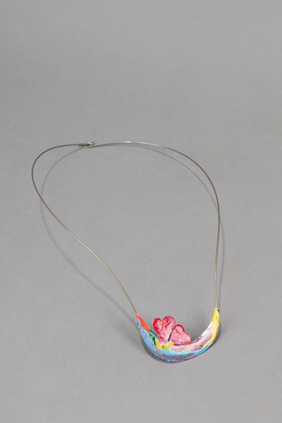 Collana in metallo dipinto