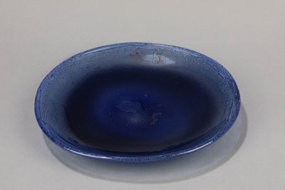 Piatto della serie Efeso in vetro soffiato blu con bolle