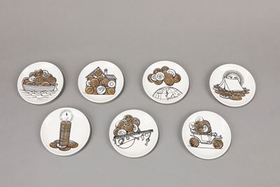 Set di sette piattini in ceramica serigrafata a tema 'Fortuna'