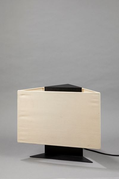 Lampada da tavolo modello Accademia, metallo e diffusore in tessuto