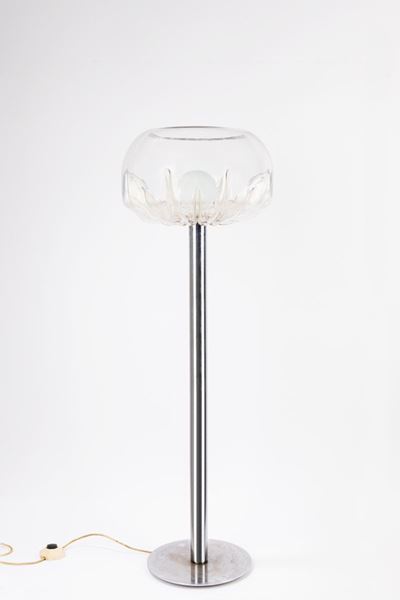 Lampada da terra modello Zinnia, metallo cromato e vetro soffiato