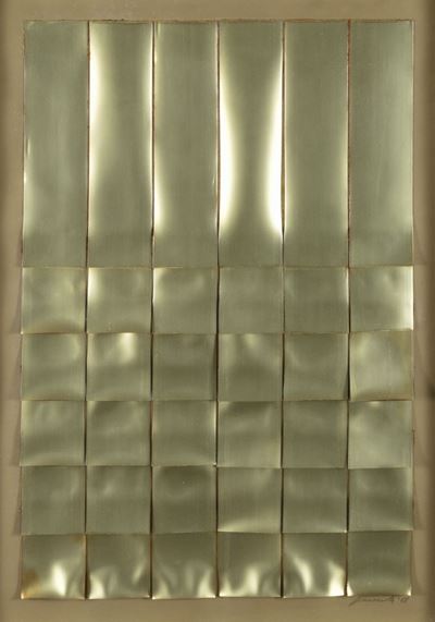 Oro (1968), lamiera in acciaio dorato entro teca
