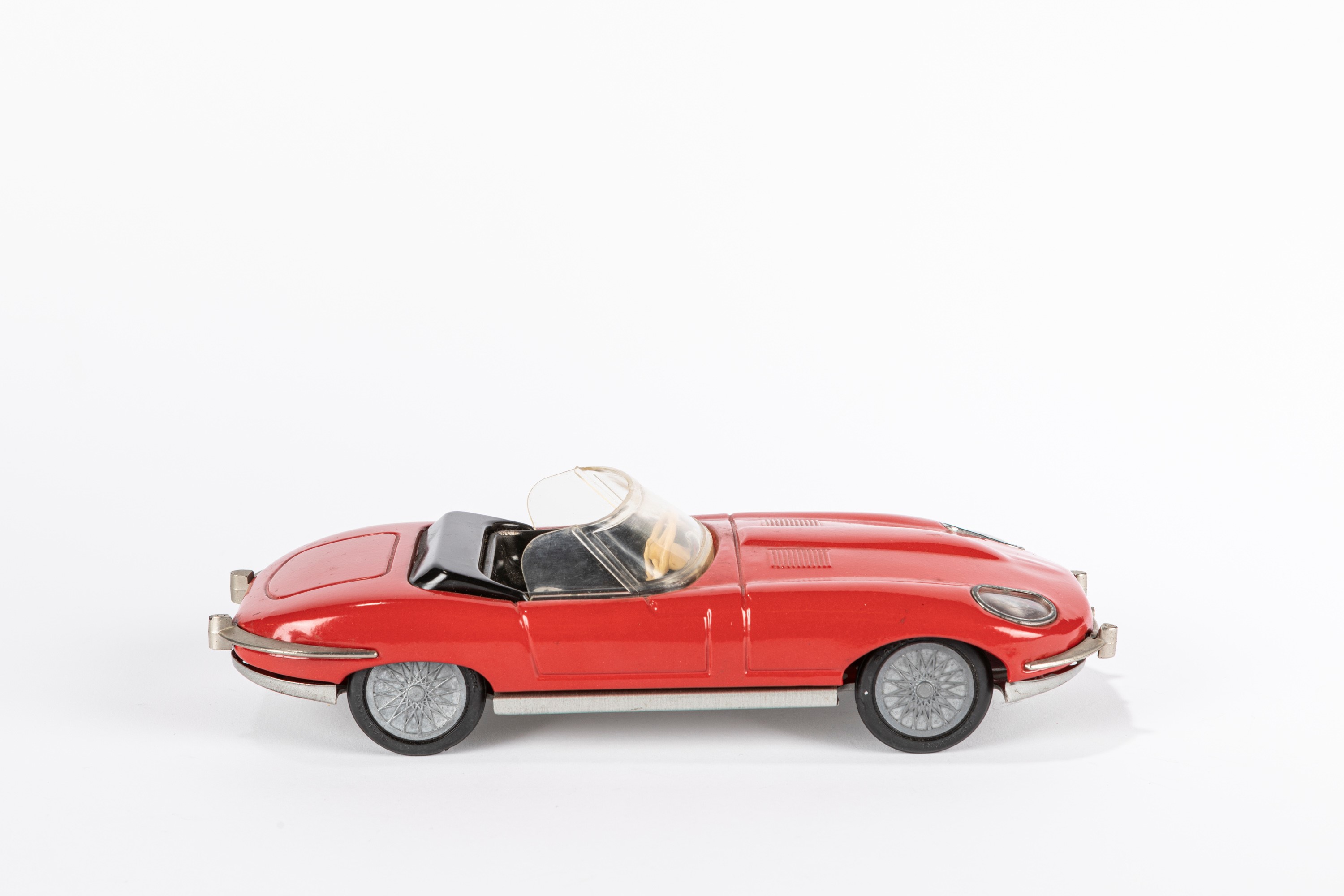 Auto modello Jaguar E scoperta