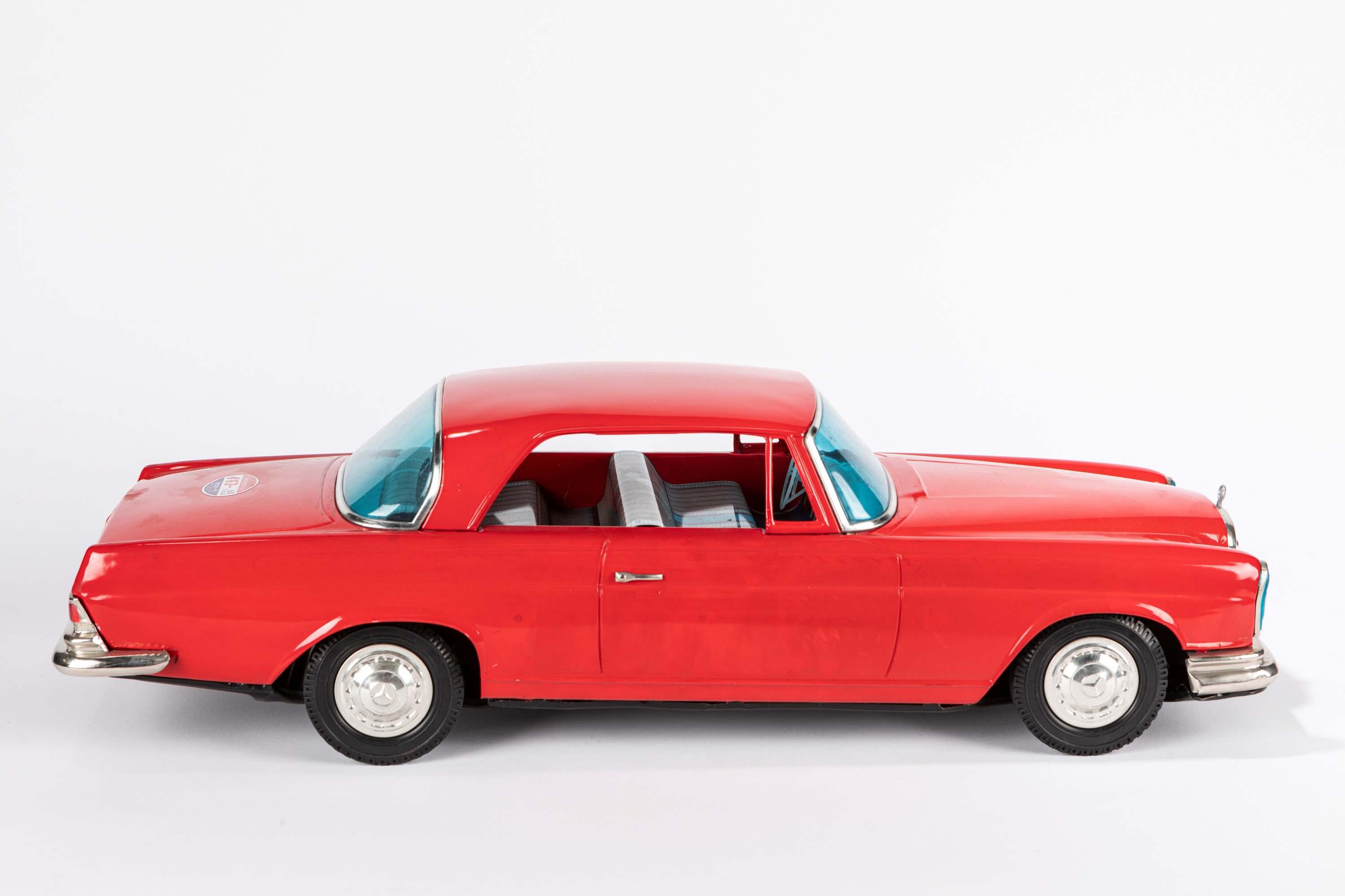 Auto modello Mercedes Benz 300 SE di grandi dimensioni