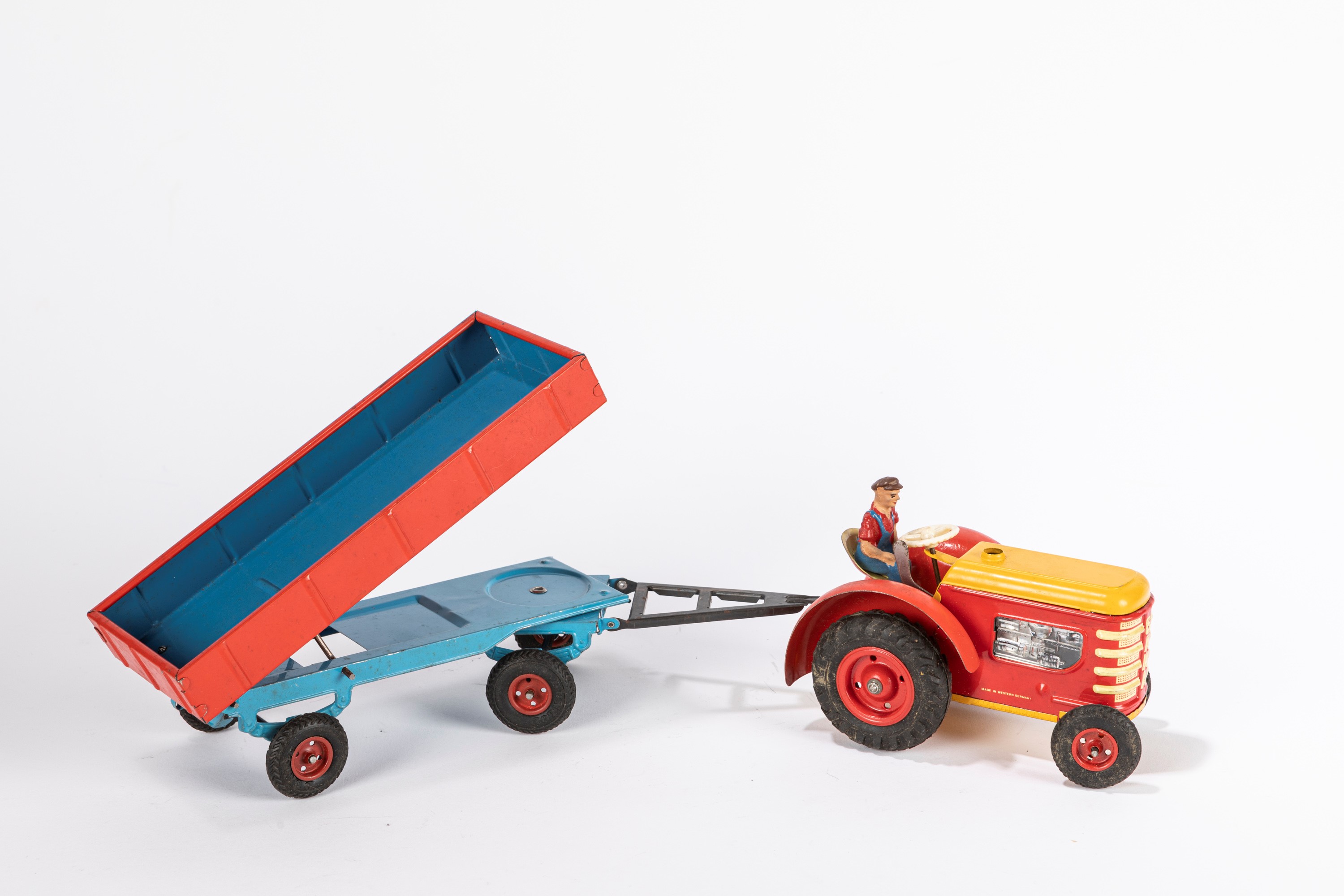 Trattore con rimorchio ribaltabile