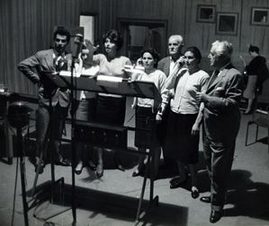 Sofia Loren, De Sica and the farmers in the dubbing room of the film &quot;La Ciociara&quot;