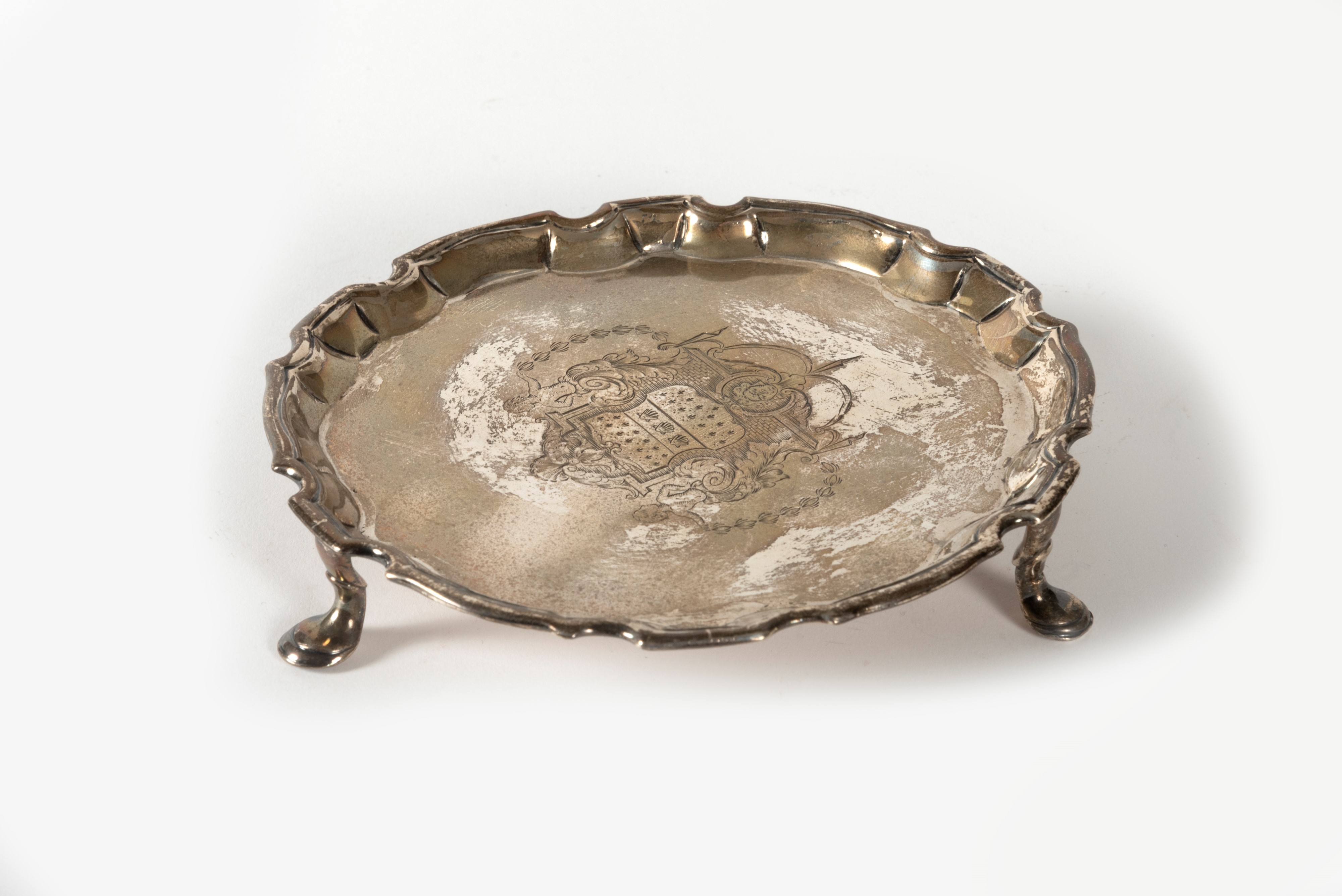 Piattino Salver in Argento, con Stemma Inciso, Londra, Inghilterra, Secolo XVIII