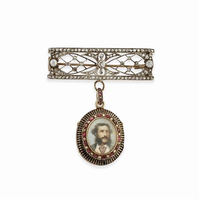 Spilla in argento e oro giallo 18k con diamanti e rubini