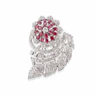 Spilla floreale in platino con rubini e diamanti, circa 1940