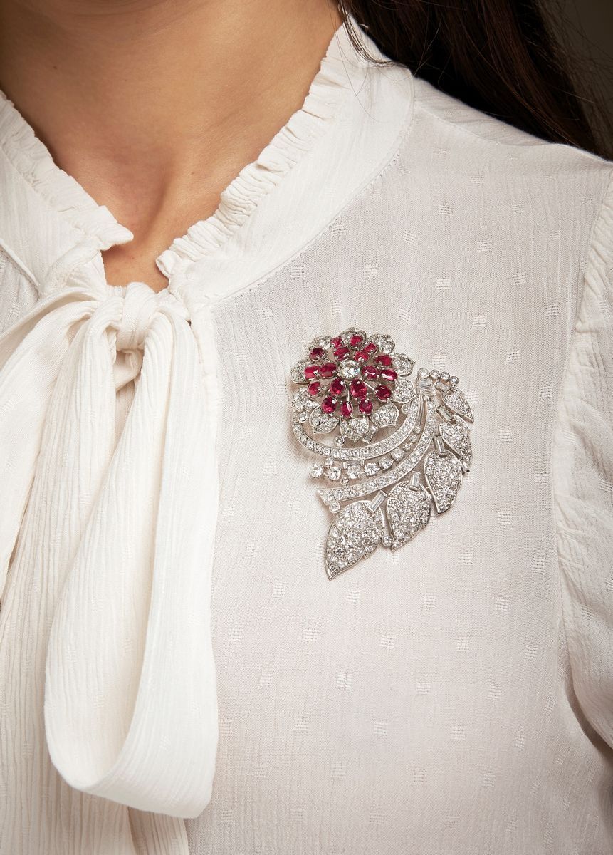 Spilla floreale in platino con rubini e diamanti, circa 1940