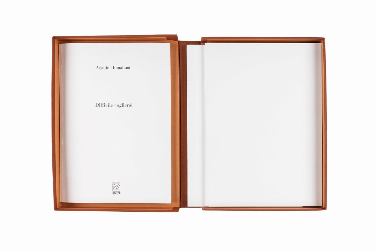 Agostino Bonalumi - Difficile cogliersi - lotto composto da volume e 02 multipli su carta, 2022